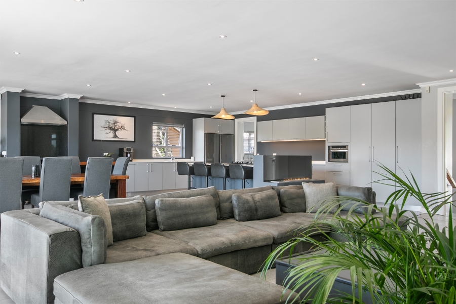 4 Bedroom Property for Sale in Kingfisher Creek Western Cape